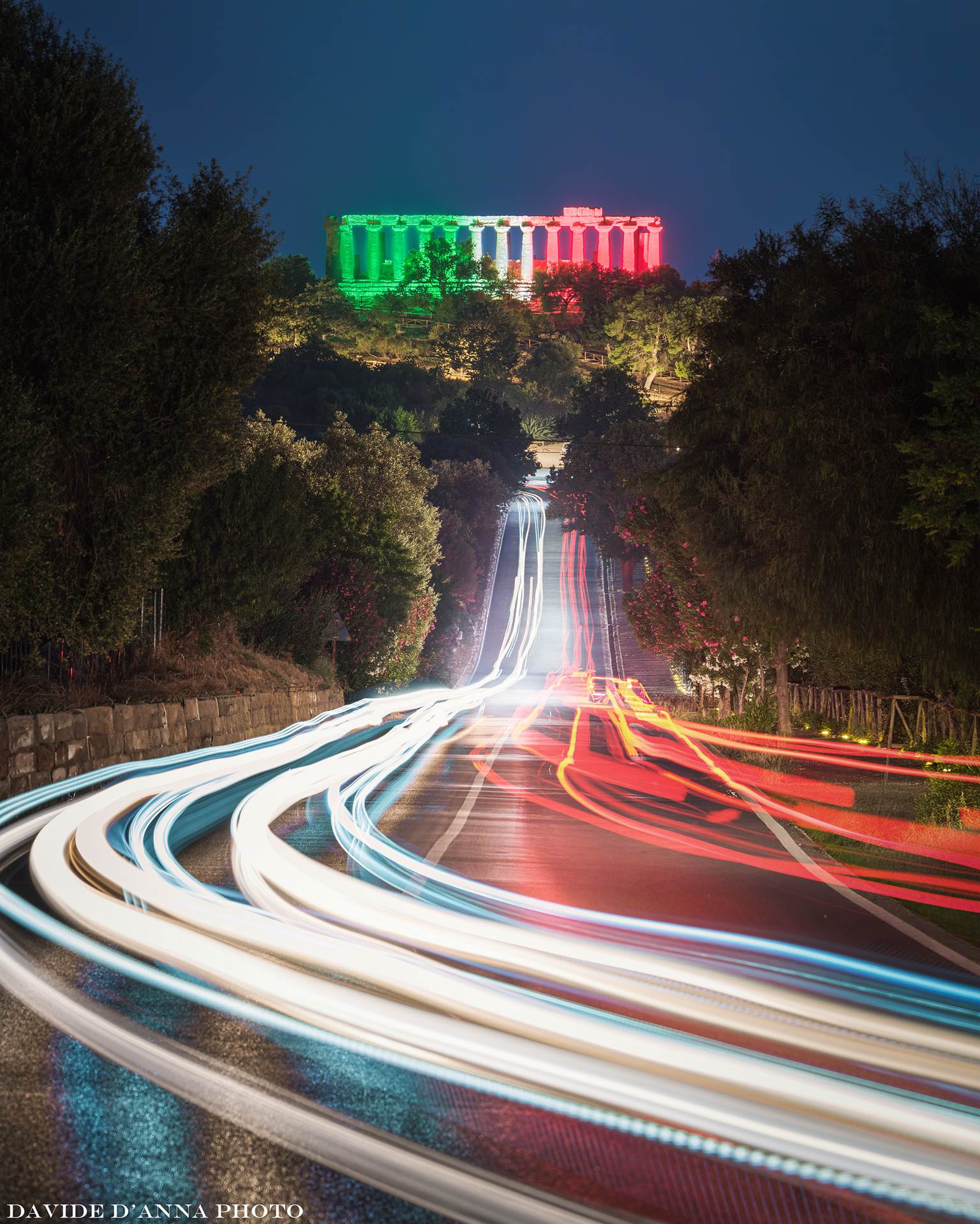 Scie luminose e colori tricolore presso il Tempio di Giunone